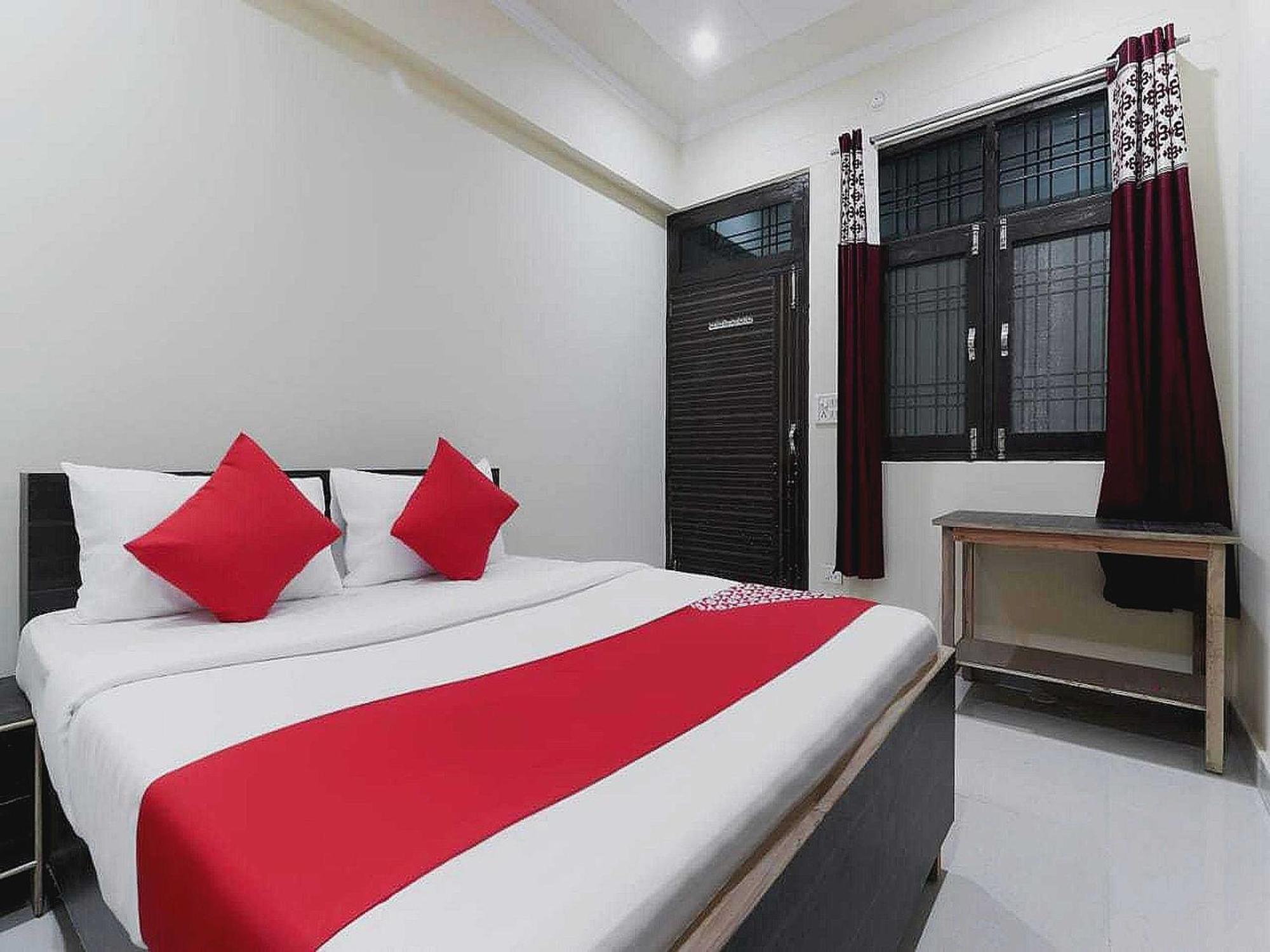 O The Knights Hotel